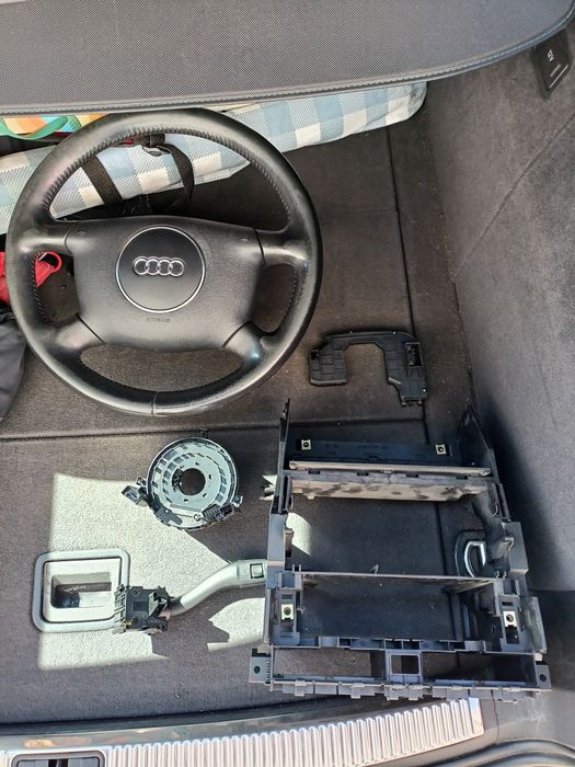 Várias peças Audi A4 B6
Tudo = 50€
 Peças individuais, negociar por m