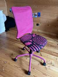 Krzeslo biurkowe obrotowe jezdzace na kolkach rozowe