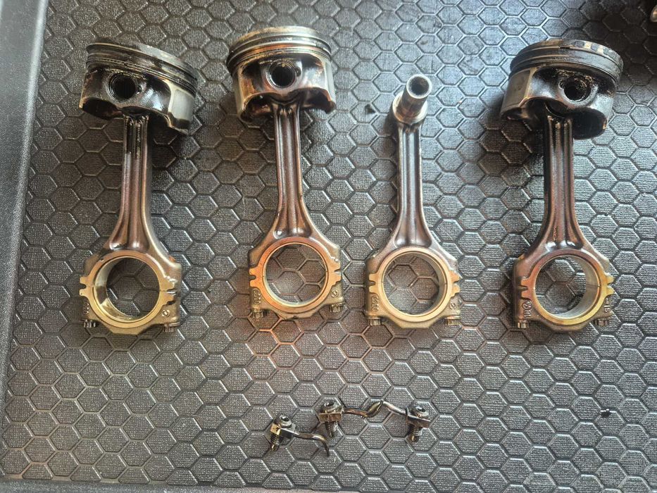 Поршень Шатун 1.4 TSI ТСІ TFSI caxa bmy cav blg cdga