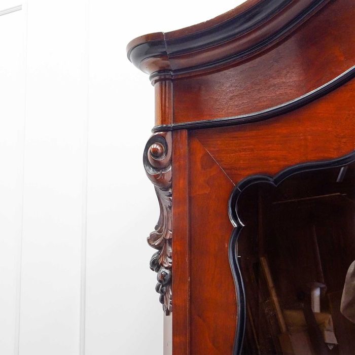 ANTYK drewniana WITRYNA LUDWIK orzech rzeźbiona KORONA herb nóżki KULE