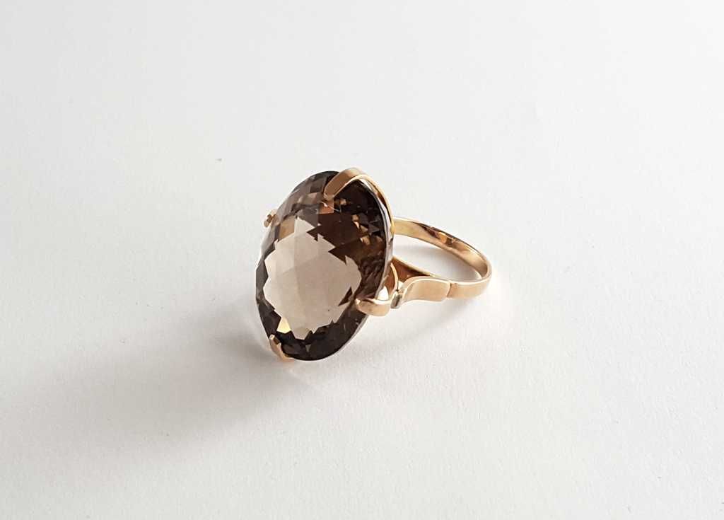 Złoty pierścionek w typie Tiffany z topazem