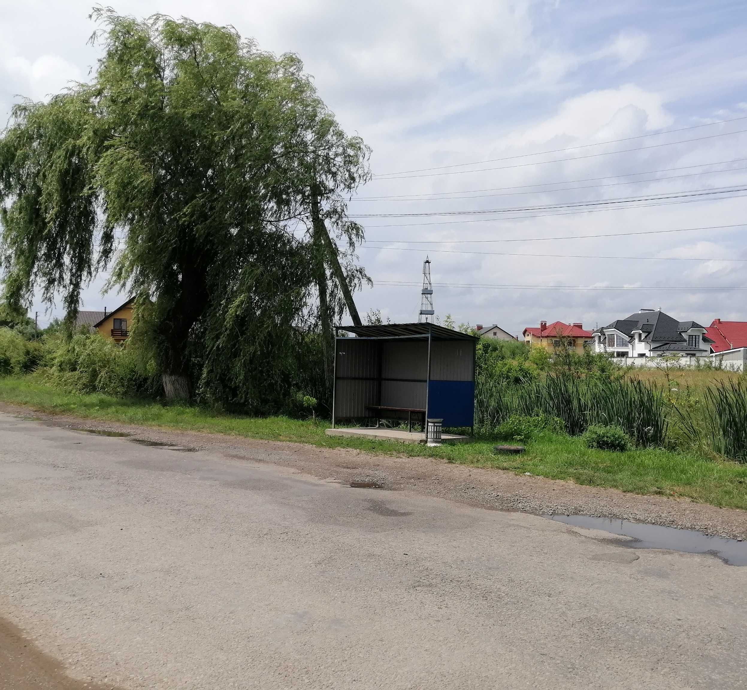 Зем. ділянка "Під будівн." Початок с. Загвіздя. Зупинка поряд.