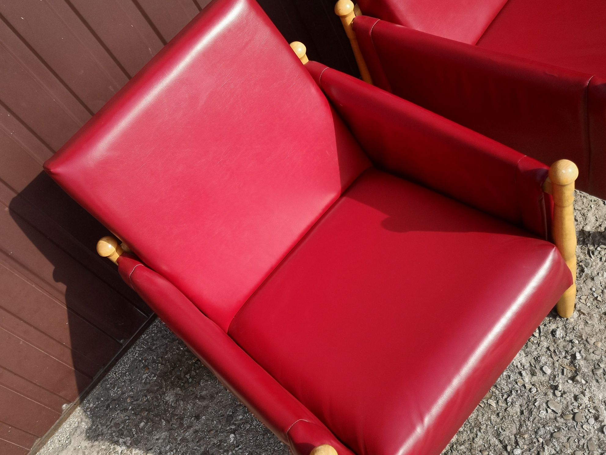 Dwa drewniane fotele czerwone ze skóry PRL