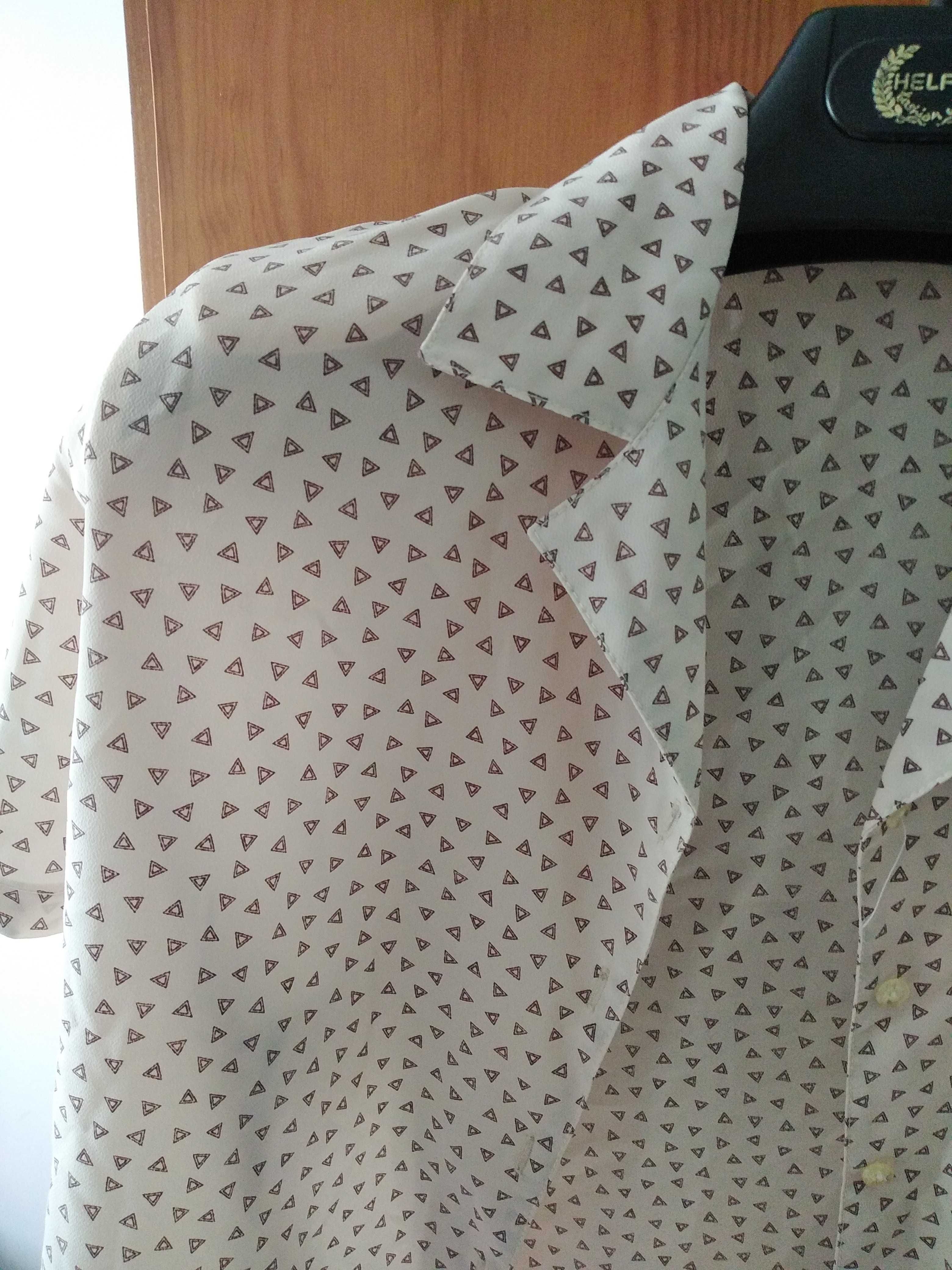 Camisa manga curta com chumaços