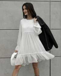Біла ніжна шифонова сукня з рюшами