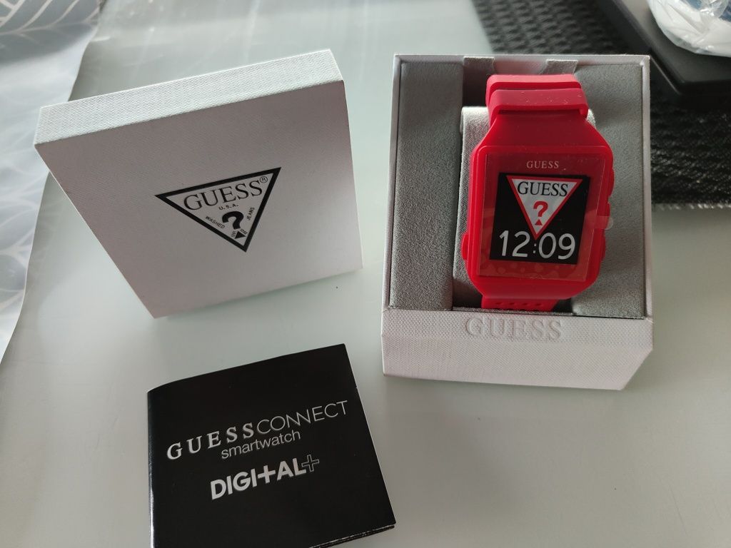 Zegarek smartwatch Guess czerwony