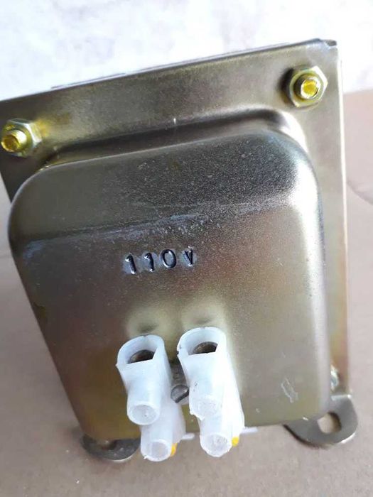 Transformador com entrada 220v saída 110v, 400 Voltes Amperes