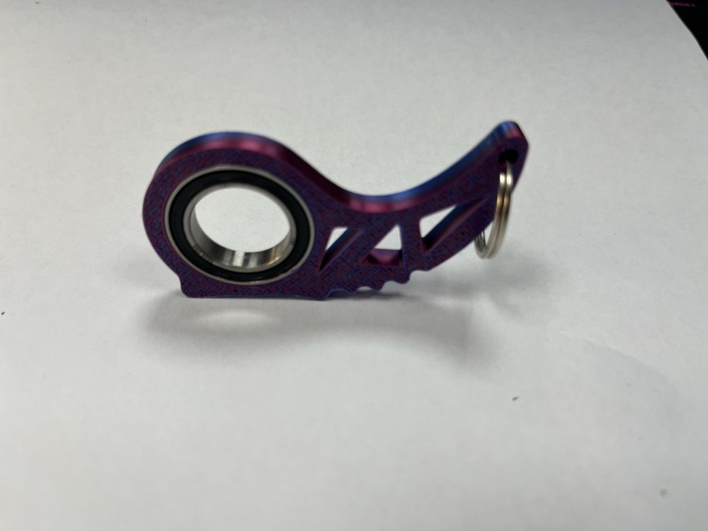 Brelok keyrambit key rambit hit tiktok kolor fiolet z niebieskim