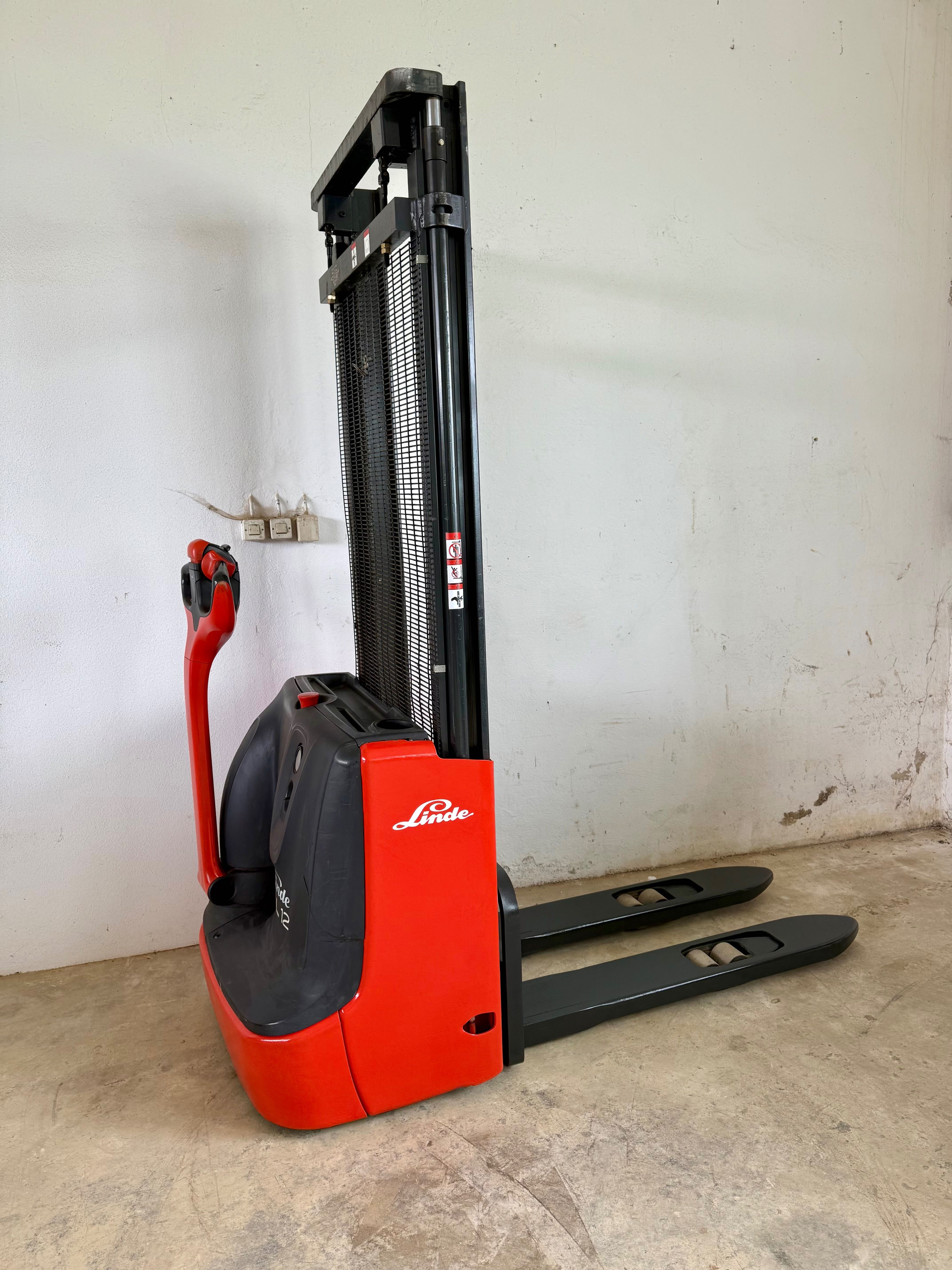 Linde L12 Stacker elétrico