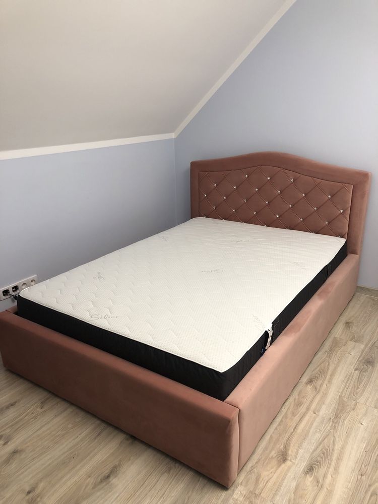 Łóżko tapicerowane 140x200 z pojemnikiem i stelazem glamour