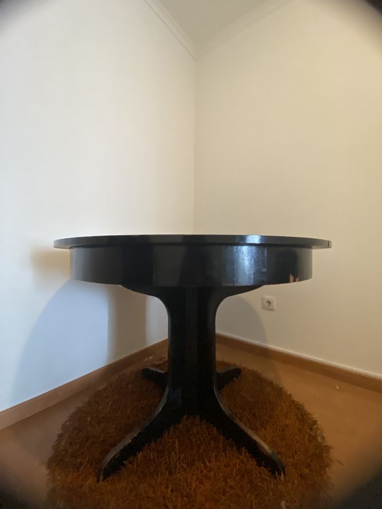 Mesa de madeira preta