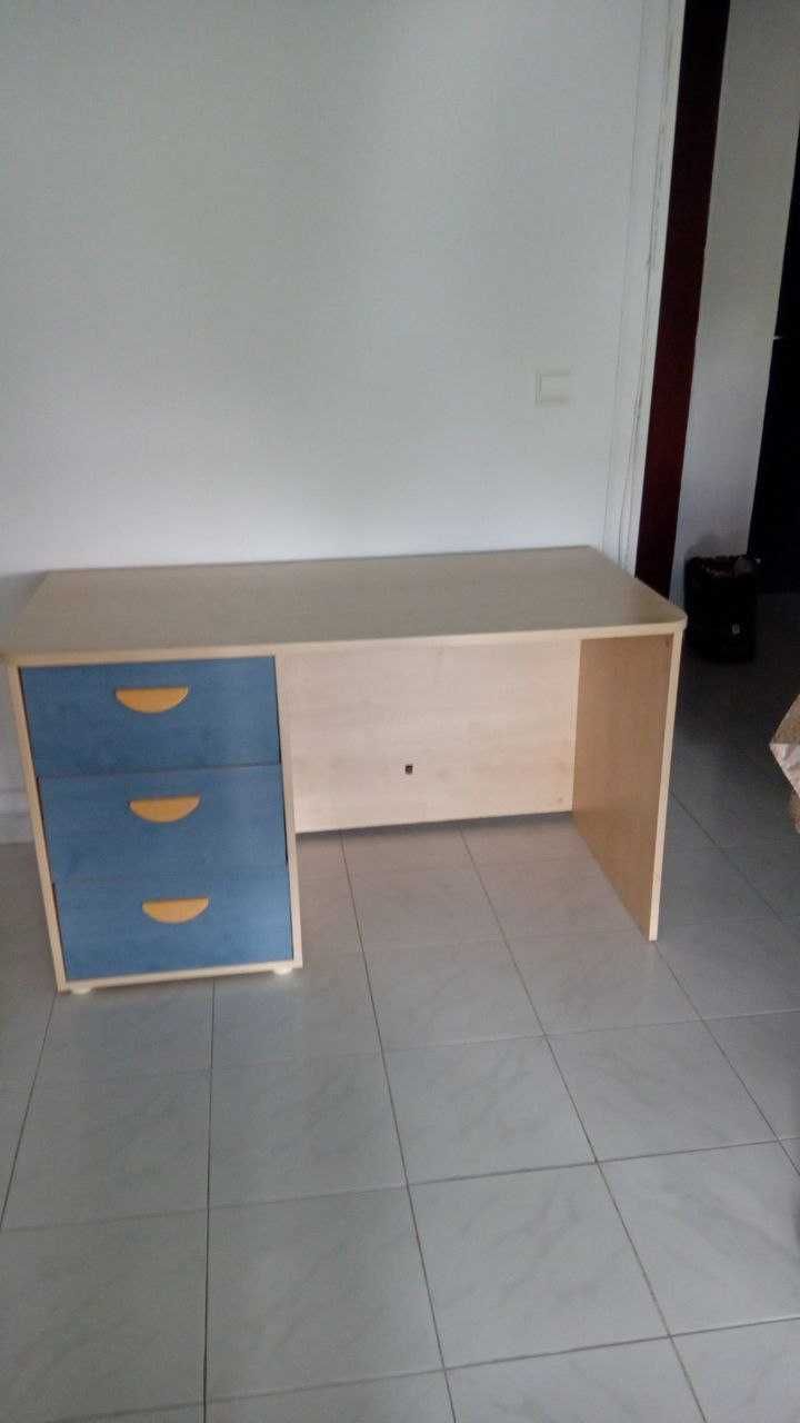 Secretária com gavetas