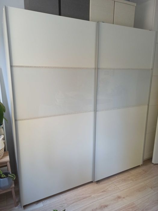 Szafa z przesuwnymi drzwiami