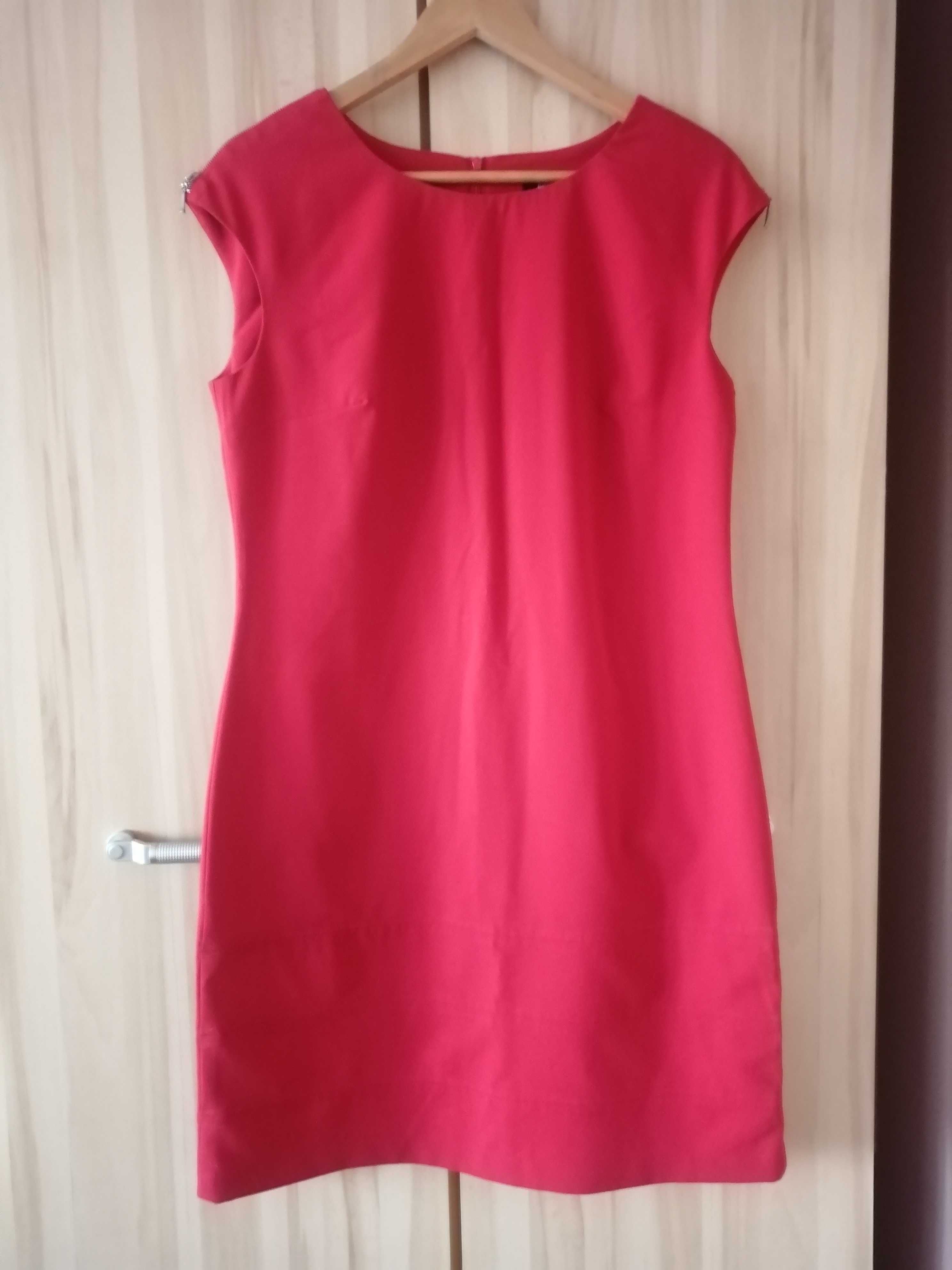 Elegancka klasyczna czerwona sukienka