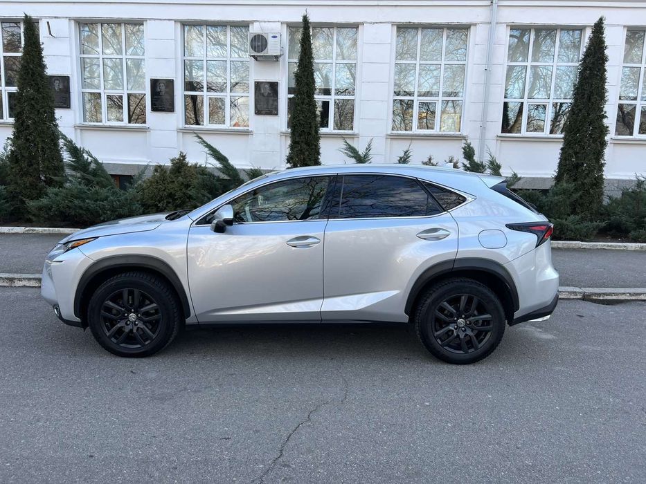 Продаю Lexus NX 200