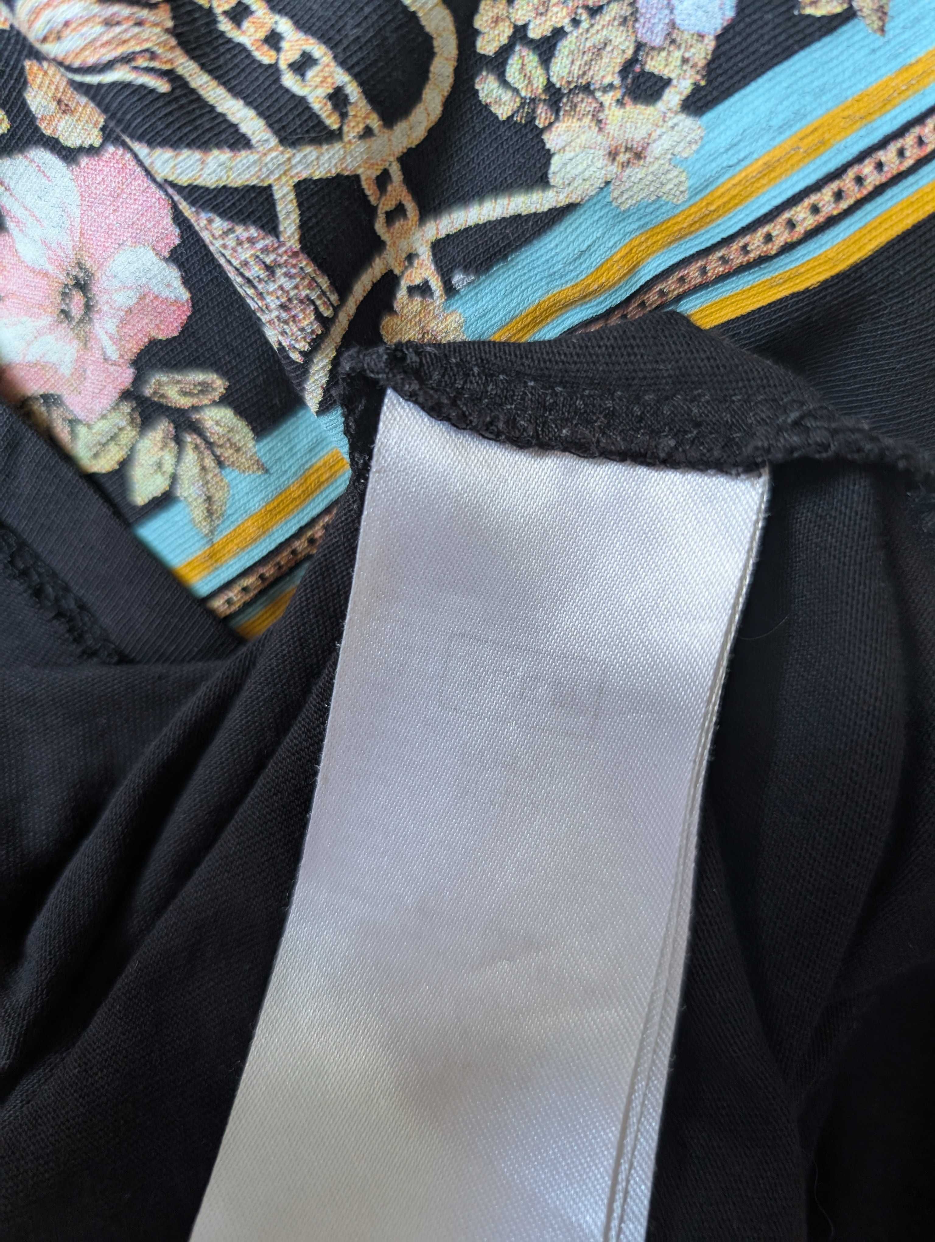 Czarny t-shirt z nadrukiem