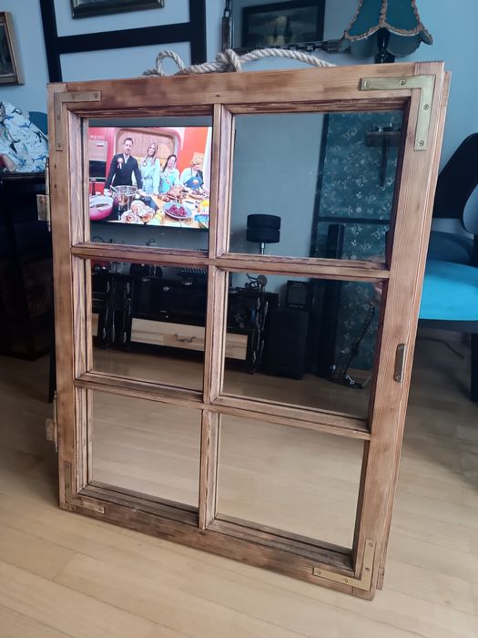 Lustro w drewnianej ramie okiennej