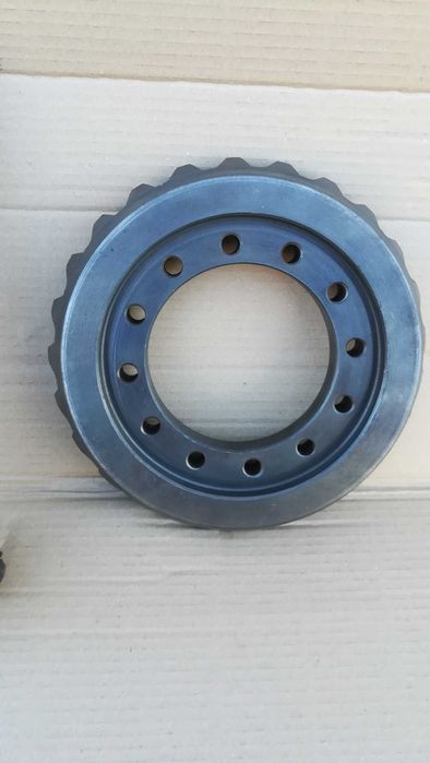 Головна   пара   редуктора  ЗіЛ - 130,  полуосі.