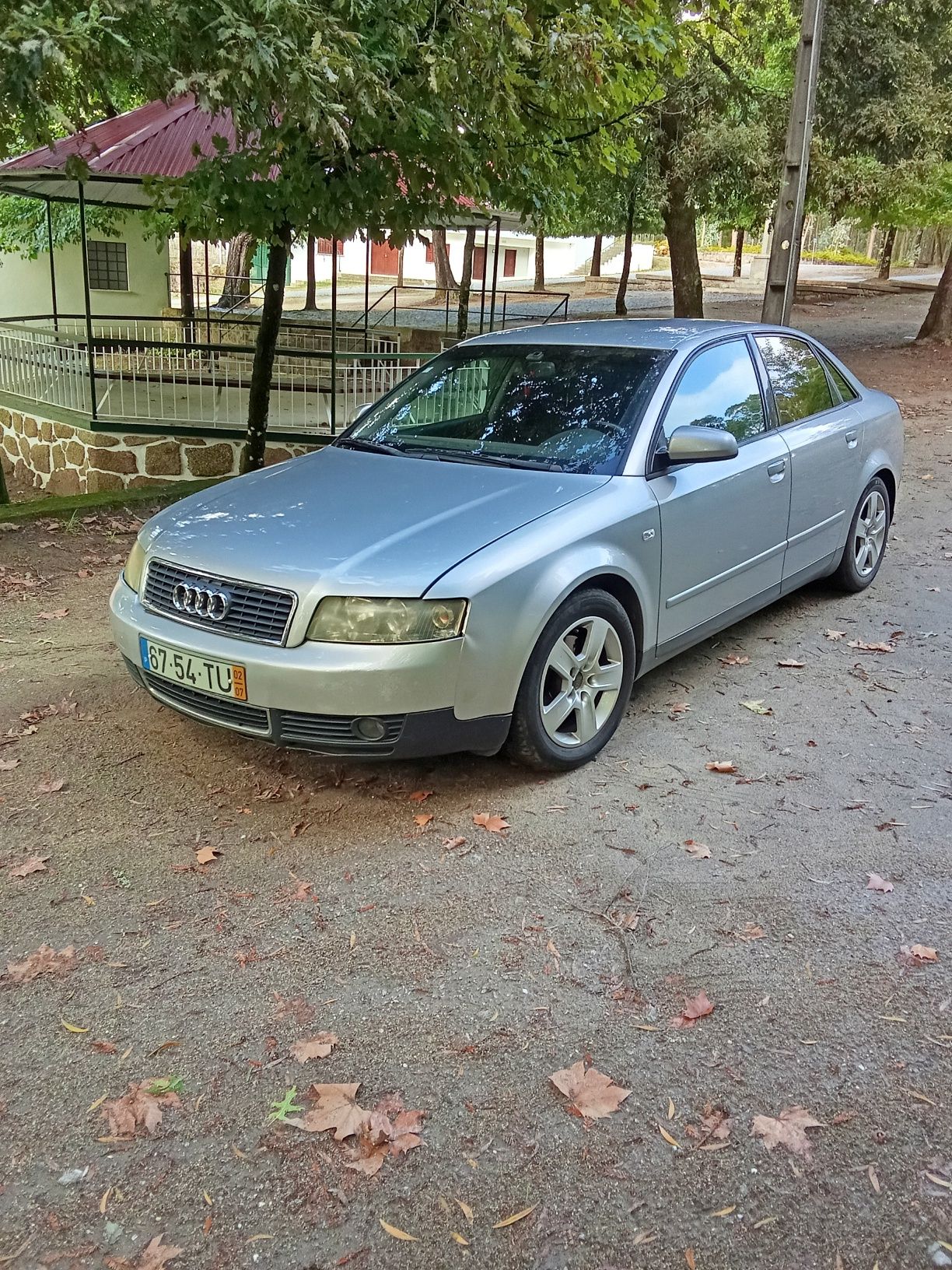 Audi A4 cinzento