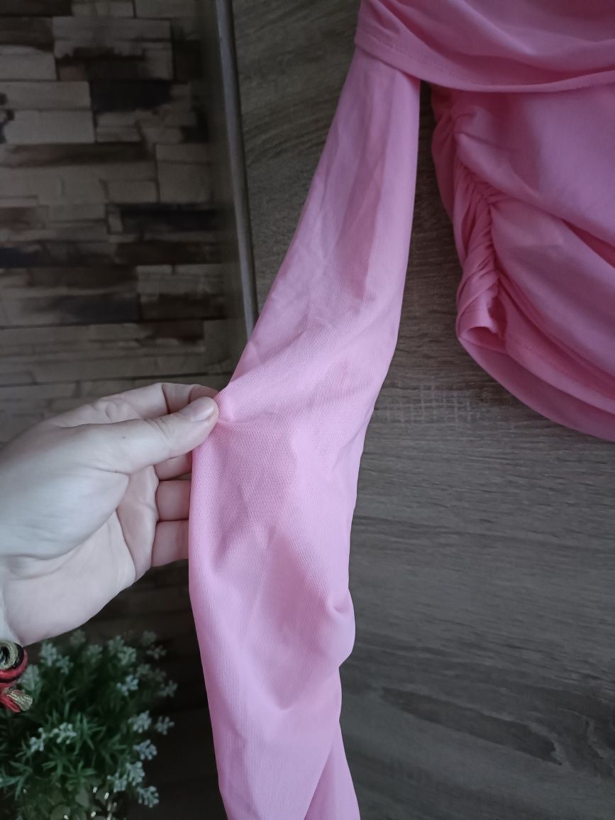 Siateczkowy crop top z marszczeniami i dekoltem na ramionach