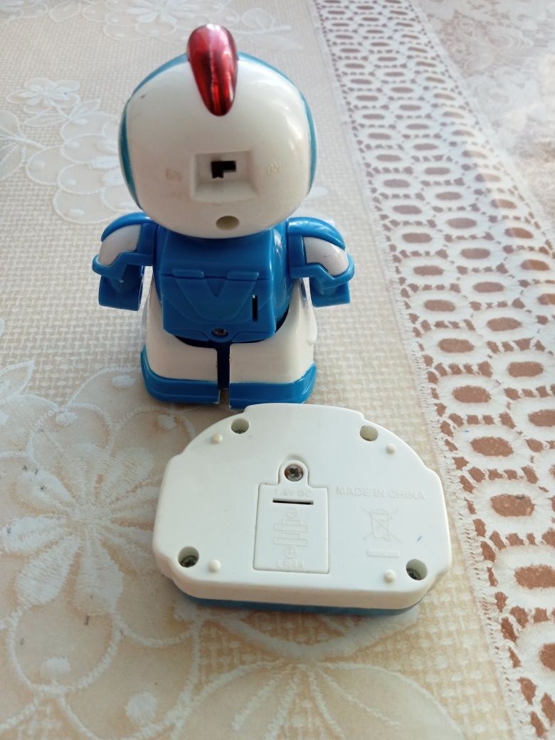Robot miniaturka z pilotem