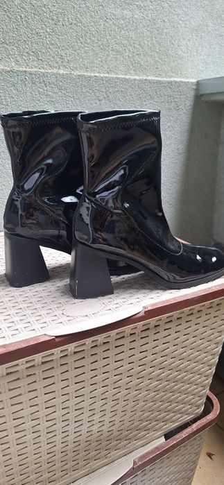 Czarne, lakierowane botki rozmiar 42