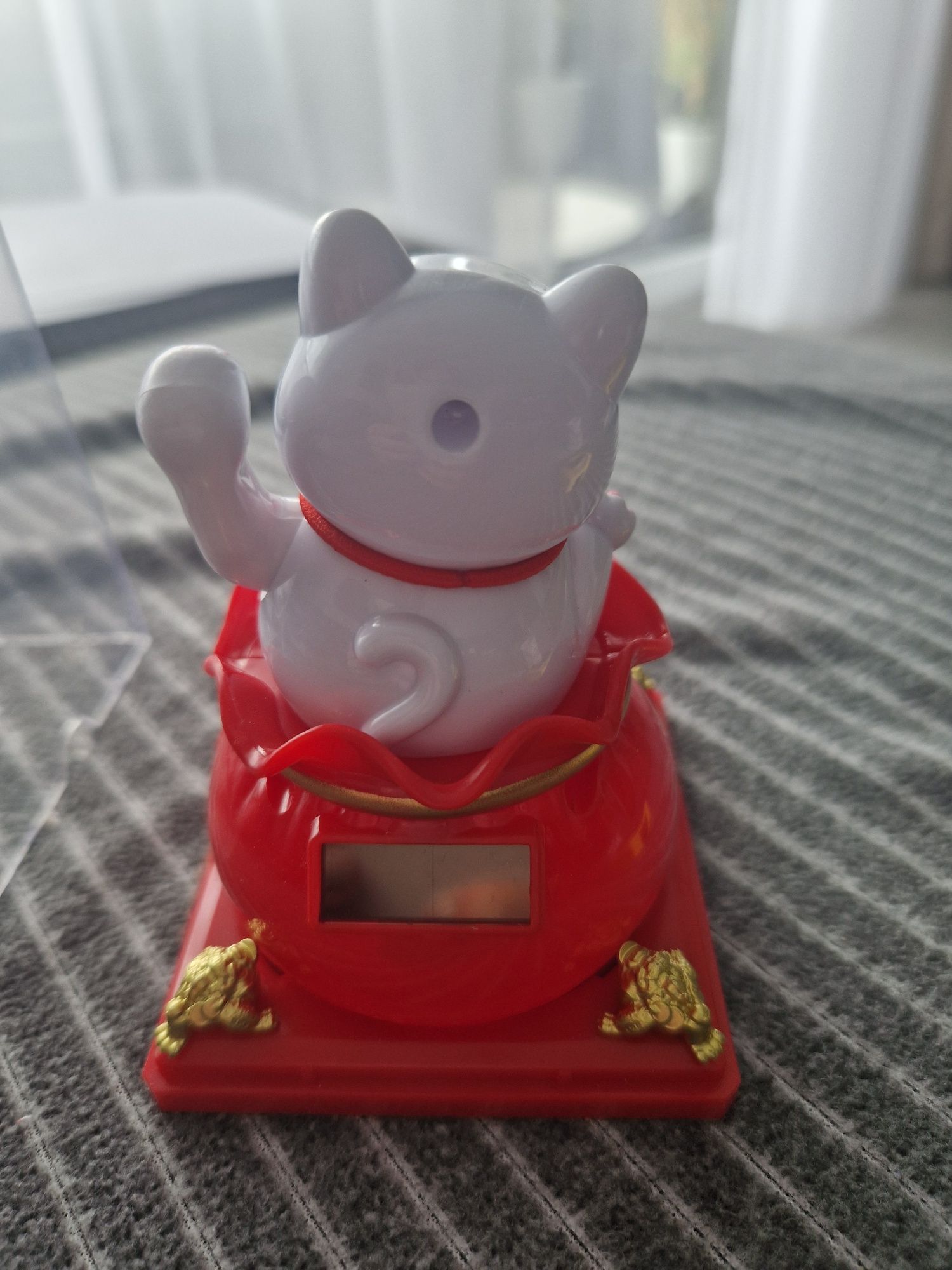 Manekin Neko, lucky cat, szczęśliwy kot machający łapką!