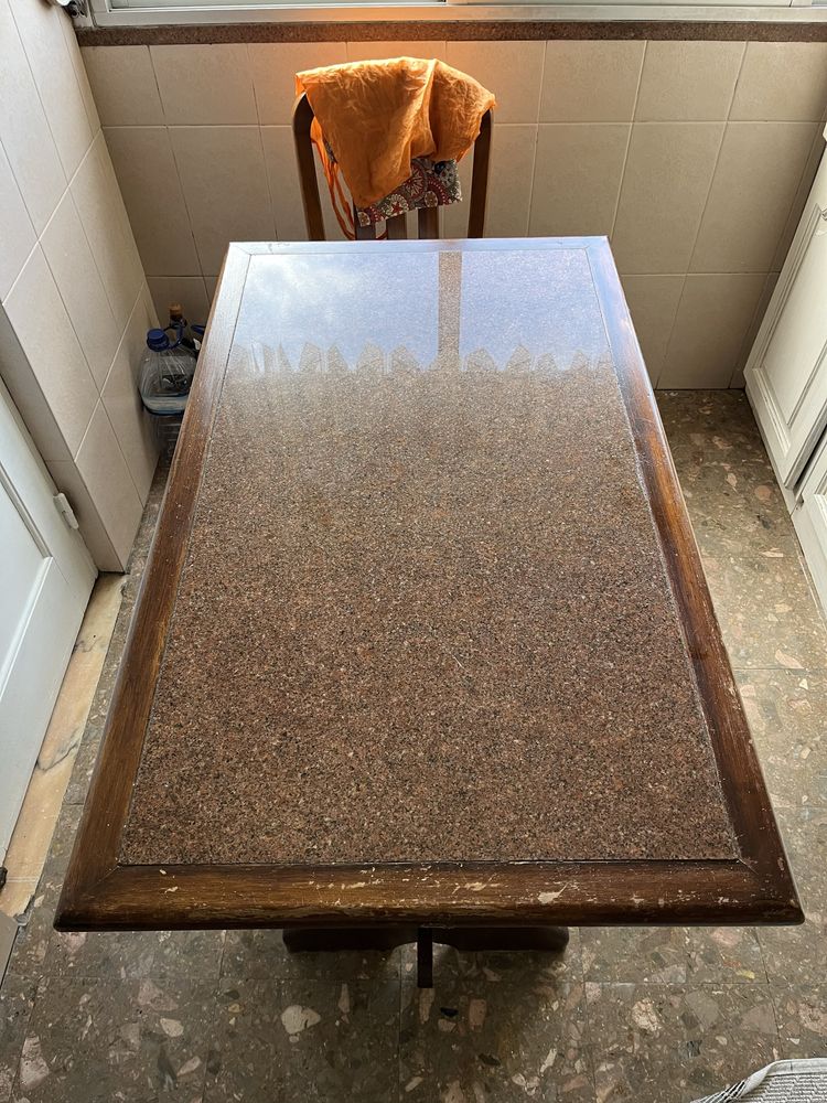 Mesa de madeira maciça e pedra
