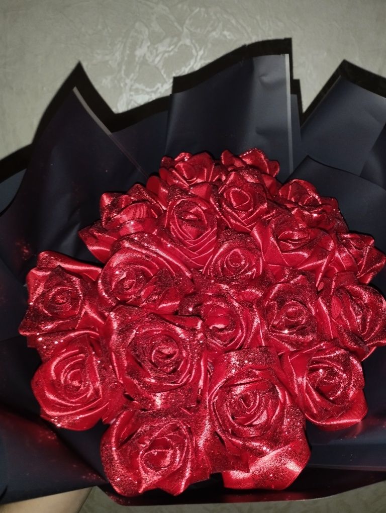 Прекрасные красные розы с атласа , 21 розочка.