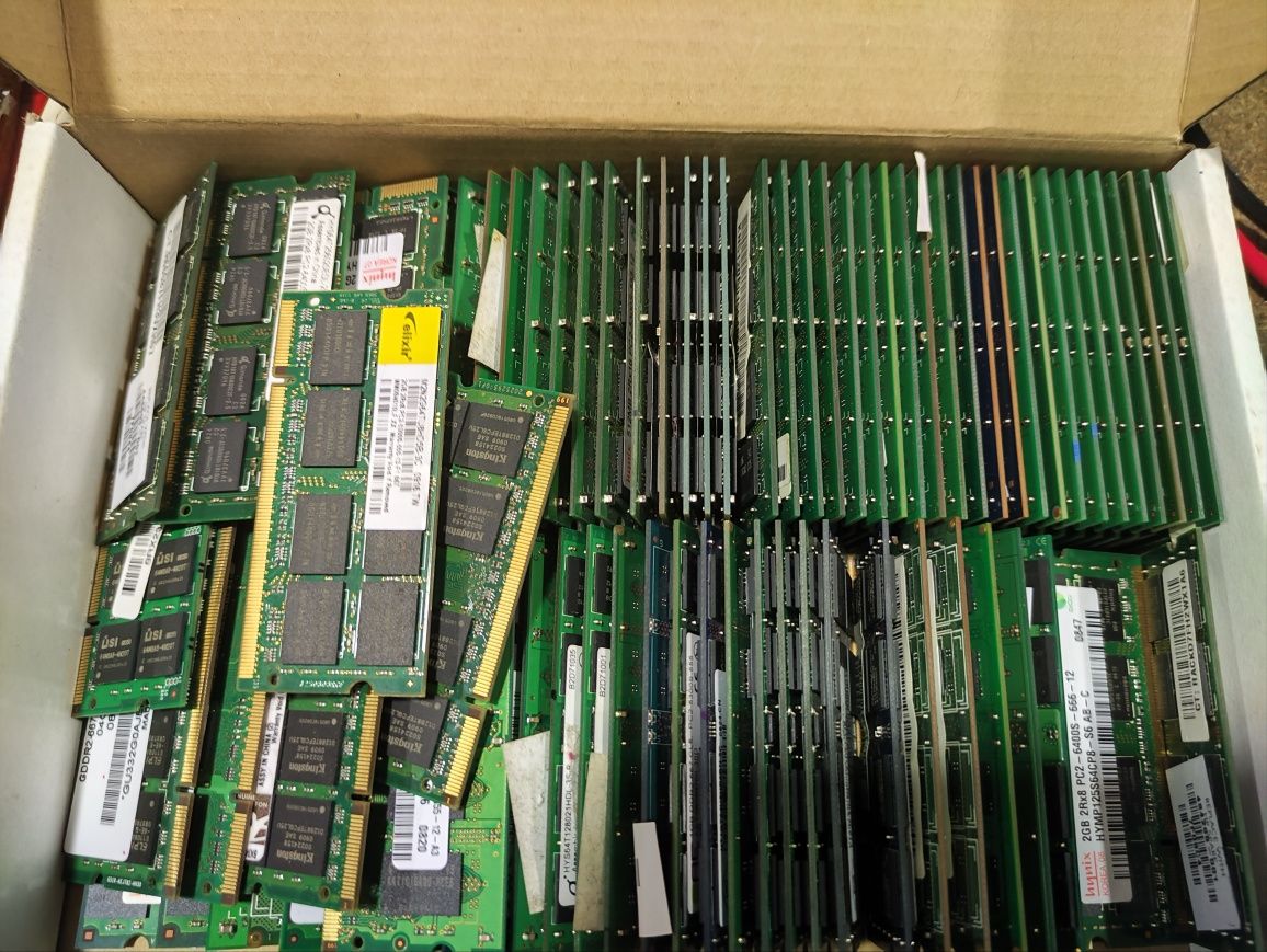 Caixa de dezenas de memórias SO-DIMM DDR2 256MB a 2GB