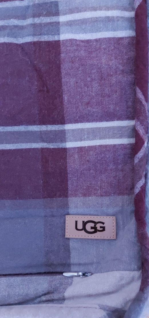 Dwie , flanelowe poszewki na poduszki UGG