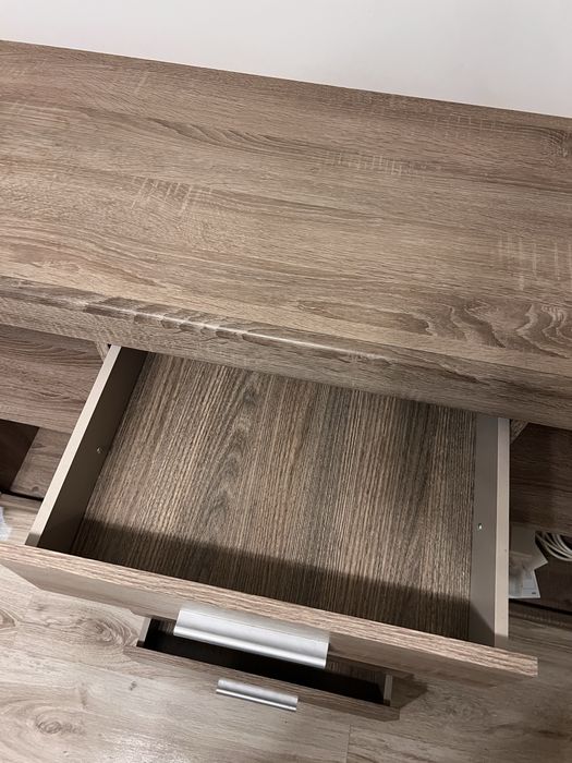 Szafkę RTV z wieloma półkami