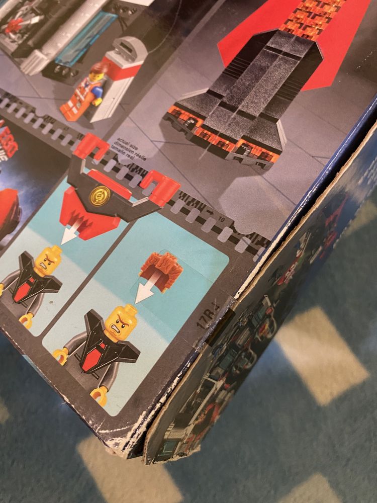Продам НОВИЙ конструктор LEGO Movie 70809 Лігво Лорда Бізнесу