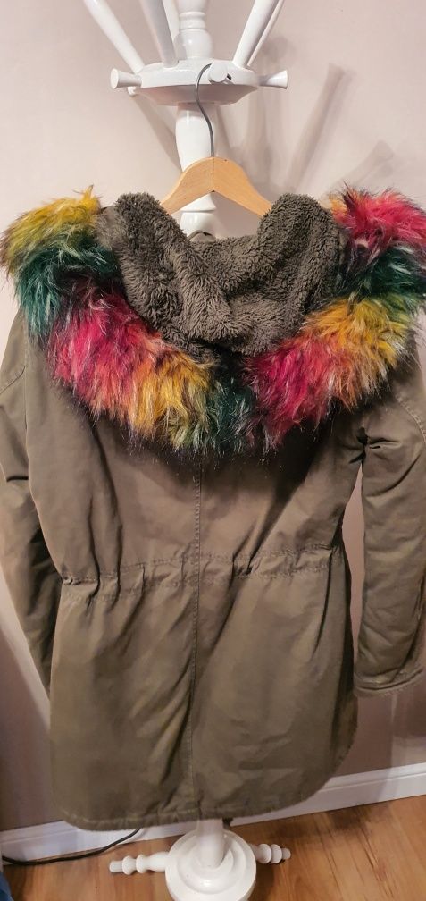 Kurtka parka z kolorowym tęczowym futrem oliwkowa