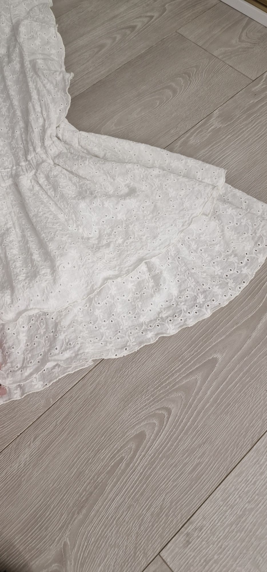Varlesca Biała sukienka z falbankami rozkloszowana ażurowa haftowana p