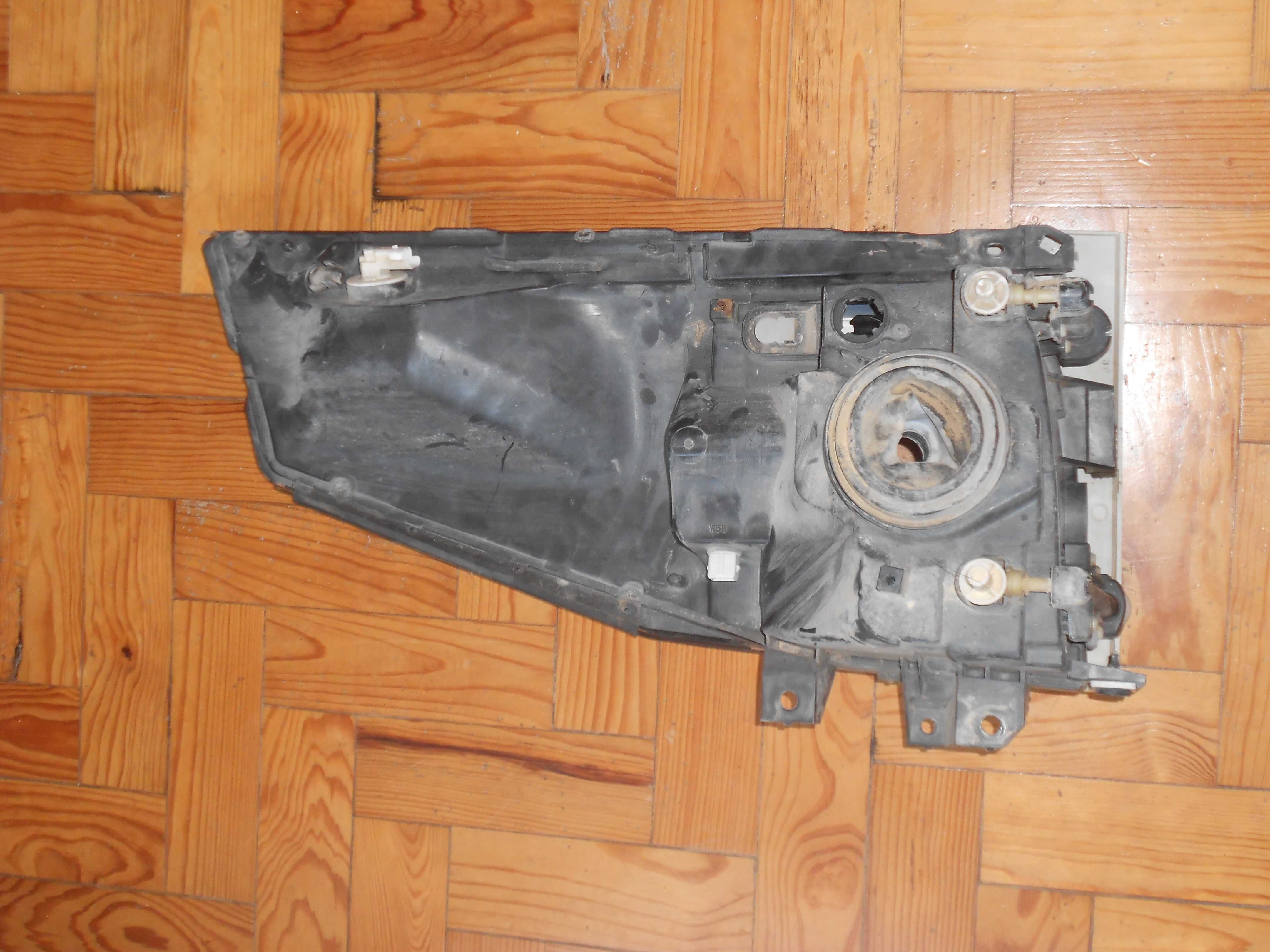 Farol Optica direita Nissan Cabstar