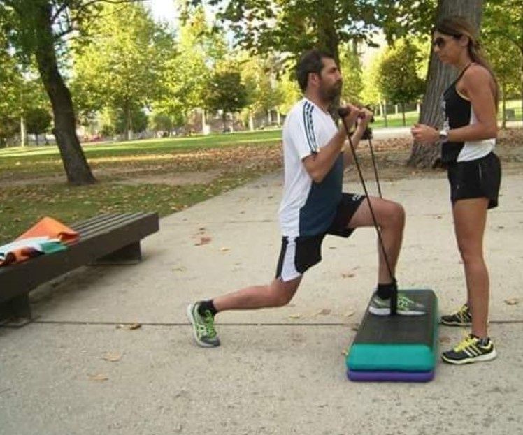 Treino com personal trainer ao ar livre ou ginásio