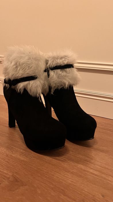 Sapatos Pretos com decoraçao de pelucia