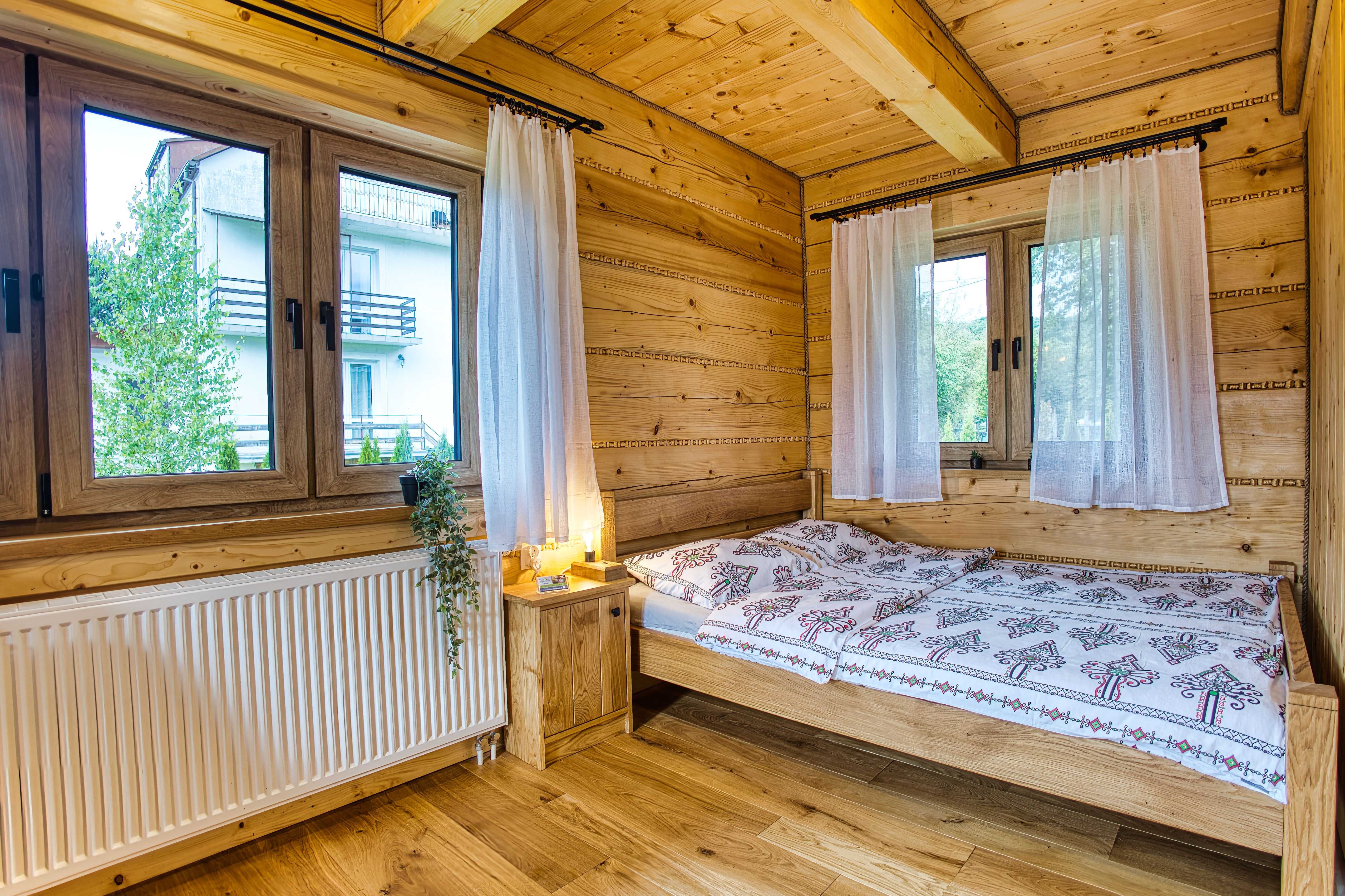 Studio apartament z łazienką balkonem i tarasem w chacie z bala.