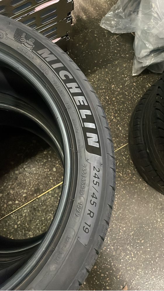 Резина Michelin 245/45R19 нова