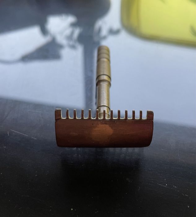 Barbeador muito antigo. 20,00€