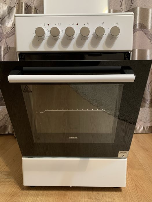 Sprzedam kuchenkę elektryczna z piekarnikiem.