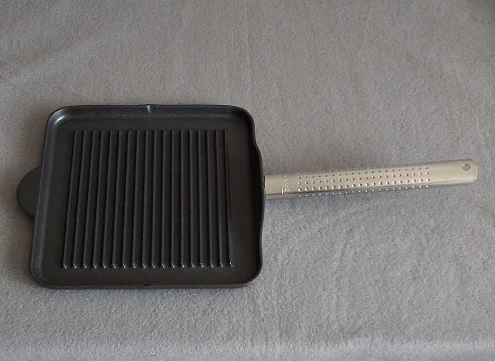 Szwajcarska patelnia żeliwna grillowa BODUM 24x24cm, do indukcji