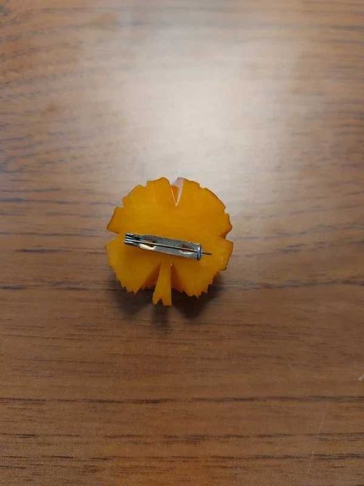 Broszki bakelitowe - dwie róże - mała i duża - lata 60 XX wieku