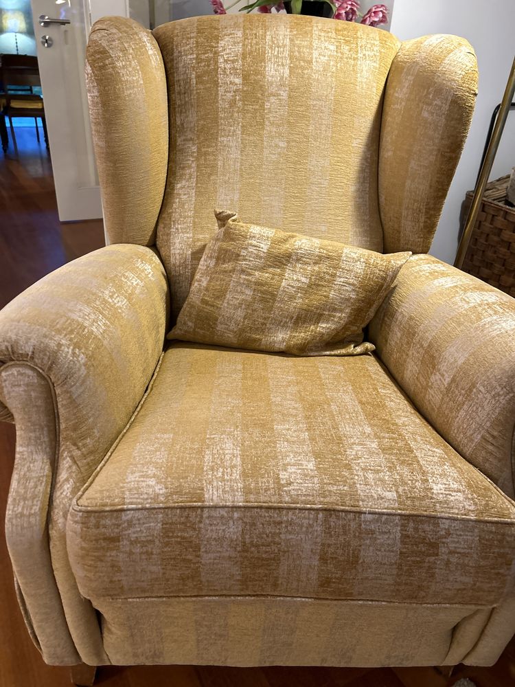 Sofa individual tecido chenille ocre