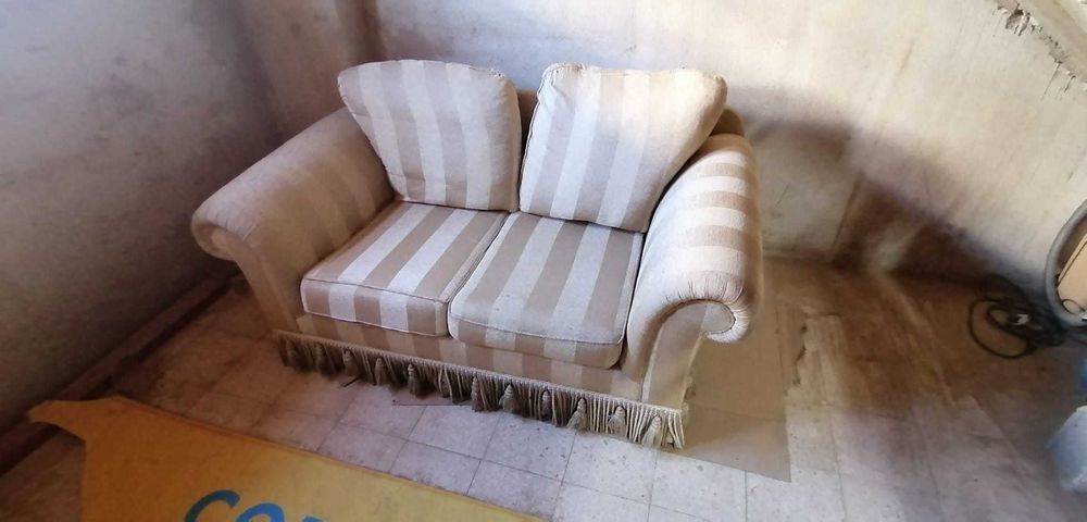 Sofá 3 lugares em tecido estilo clássico