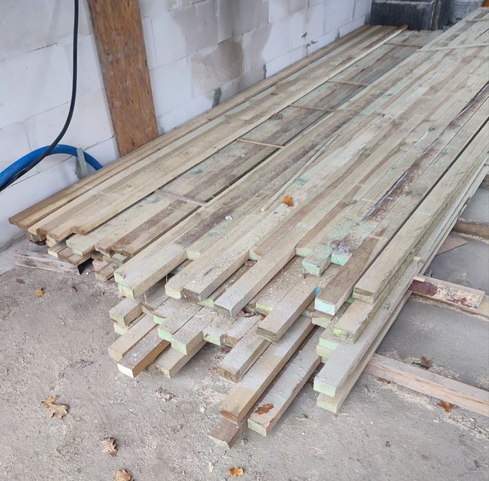 Łaty i kontrłaty impregnowane. Pozostałości po więźbie