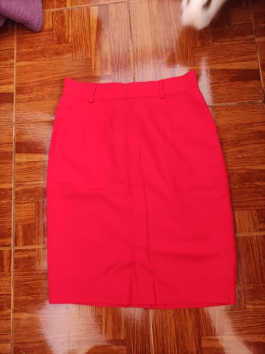 Saia vermelha com botões (tam 36)