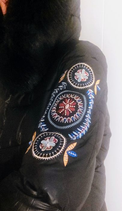 Kurtka dłuższa z haftem na rękawach