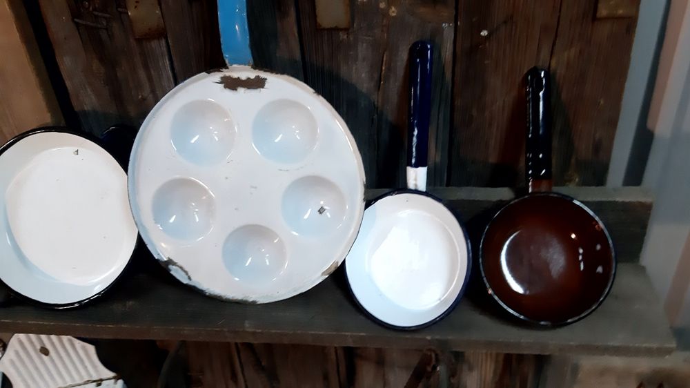 Stara patelnia emaliowana.